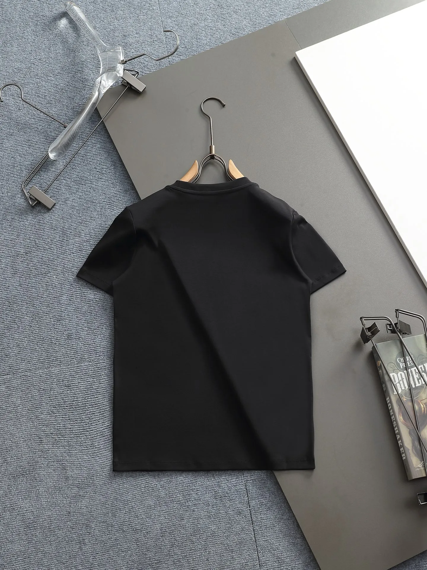 P150 Classic women's short-sleeved T-shirt. Exclusive custom-woven and dyed pure cotton material. Soft and comfortable. The latest brick cabinet synchronization for spring and summer. Pure cotton liquid ammonia mercerized cotton fabric, printing technology. Color: black, white. Size: S M L